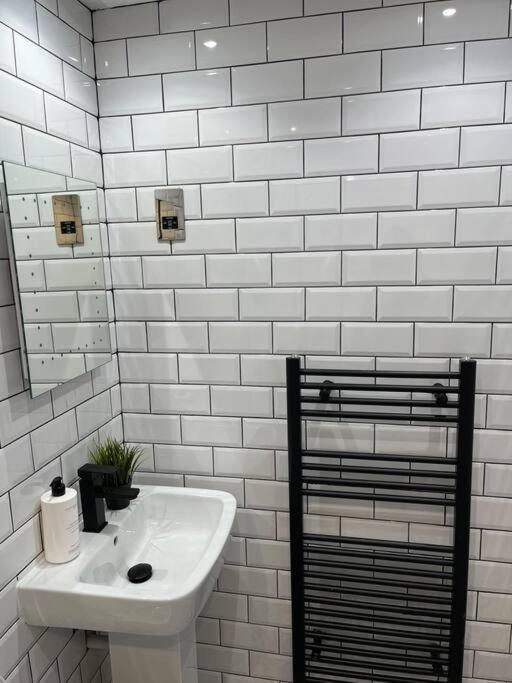 Cheerful 2 Bedroom Homely Apartment, Sleeps 6 Guest Comfy, 3X Double Bed, Parking, Free Wifi, Suitable For Business, Leisure Guest,Glasgow, Glasgow West End, Near City Centre Eksteriør bilde