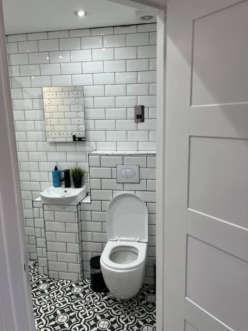 Cheerful 2 Bedroom Homely Apartment, Sleeps 6 Guest Comfy, 3X Double Bed, Parking, Free Wifi, Suitable For Business, Leisure Guest,Glasgow, Glasgow West End, Near City Centre Eksteriør bilde