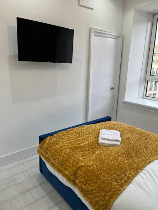 Cheerful 2 Bedroom Homely Apartment, Sleeps 6 Guest Comfy, 3X Double Bed, Parking, Free Wifi, Suitable For Business, Leisure Guest,Glasgow, Glasgow West End, Near City Centre Eksteriør bilde