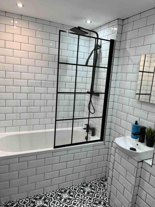 Cheerful 2 Bedroom Homely Apartment, Sleeps 6 Guest Comfy, 3X Double Bed, Parking, Free Wifi, Suitable For Business, Leisure Guest,Glasgow, Glasgow West End, Near City Centre Eksteriør bilde