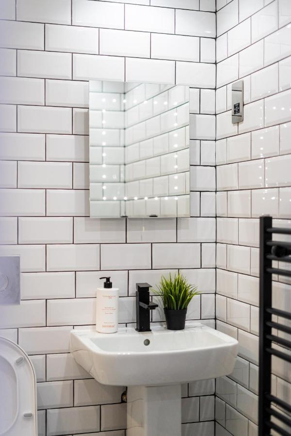 Cheerful 2 Bedroom Homely Apartment, Sleeps 6 Guest Comfy, 3X Double Bed, Parking, Free Wifi, Suitable For Business, Leisure Guest,Glasgow, Glasgow West End, Near City Centre Eksteriør bilde