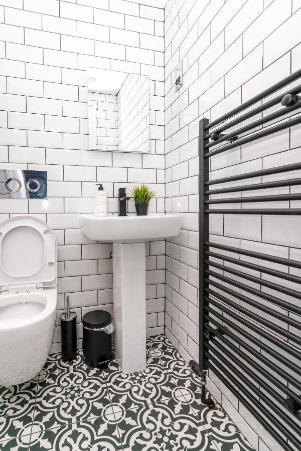 Cheerful 2 Bedroom Homely Apartment, Sleeps 6 Guest Comfy, 3X Double Bed, Parking, Free Wifi, Suitable For Business, Leisure Guest,Glasgow, Glasgow West End, Near City Centre Eksteriør bilde