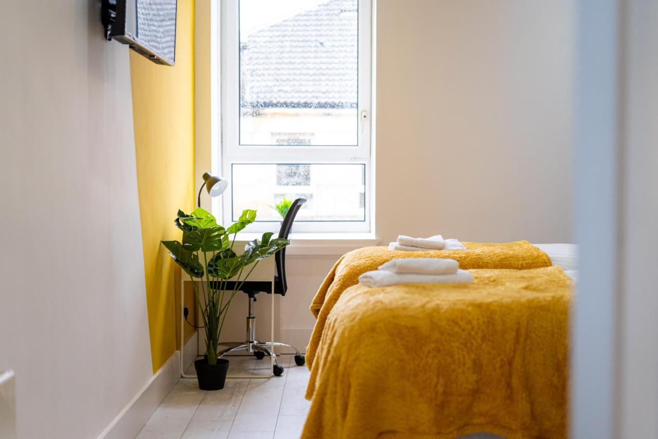 Cheerful 2 Bedroom Homely Apartment, Sleeps 6 Guest Comfy, 3X Double Bed, Parking, Free Wifi, Suitable For Business, Leisure Guest,Glasgow, Glasgow West End, Near City Centre Eksteriør bilde