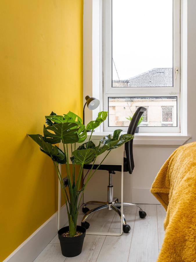 Cheerful 2 Bedroom Homely Apartment, Sleeps 6 Guest Comfy, 3X Double Bed, Parking, Free Wifi, Suitable For Business, Leisure Guest,Glasgow, Glasgow West End, Near City Centre Eksteriør bilde